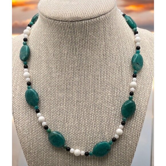 Unbranded Jewelry - Vintage Beaded Necklace Green White Silver Tone Costume Fashion